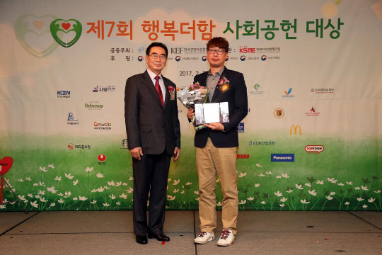 웹툰 플랫폼 '탑툰'을 운영하고 있는 콘텐츠기업 탑코가 '2017 행복더함 사회공헌 대상'에서 지역사회공헌 부문 대상을 수상했다고 23일 밝혔다. 시상식은 22일 서울 조선호텔에서 열렸다. 행복더함 사회공헌 대상은 한국경영자총협회와 한국언론인협회가 주관한다. 김춘곤 탑툰 부사장(오른쪽)이 성대석 한국언론인협회장으로부터 상을 받고 기념촬영을 하고 있다. 탑툰 제공